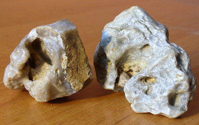 (Zdjęcie powyżej jak i poniżej)- Po prawej kamień wcześniej przeze mnie zaprezentowany. Po lewej kamień z dziurami na wylot.