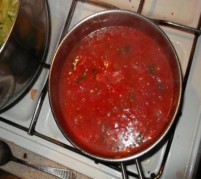 Sos pomidorowy już &quot;dochodzi&quot;, do tego pasztetu pysznie smakuje też sos serowy  na beszamelowej podstawie