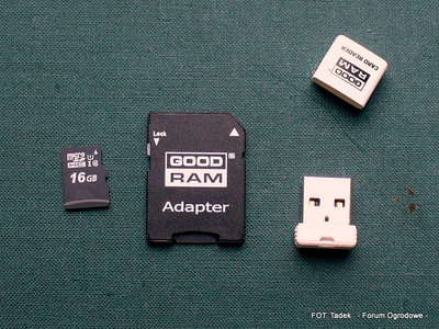 Od lewej:<br />Karta pamięci 16 GB mikro SD, którą można użyć chociażby do telefonu komórkowego.<br /><br />Adapter - który umożliwia zredukować wielkość karty z mikro SD do standardowej wielkości karty pamięci SD.<br />Z jego pomocą mógł bym używać otrzymaną kartę chociażby w aparacie fotograficznym, tylko jest ale: Producent aparatu przewidział maksymalnie kartę do 2 GB, a ta ma 16 GB czyli osiem razy więcej! <br /><br />Oraz uwaga! rzecz która całkowicie mnie zaskoczyła swoją miniaturą: <br />Czytnik kart mikro SD, który po włożeniu do niego karty mikro SD, możemy podłączyć bezpośrednio do standardowego gniazda USB w komputerze, czy innym urządzeniu i odczytać za jego pomocą zapisane pliki (zdjęcia, muzykę, filmy...)