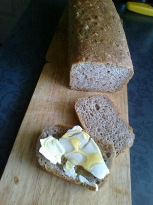 Chlebek ciepły z masłem i miodkiem