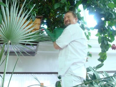 p.Krzysztof-rehabilitant/widoczny na zdjeciu/opiekuje się roślinami