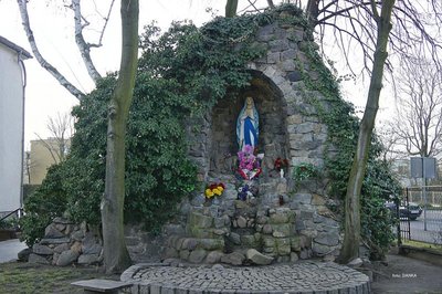 kamienna kapliczka Matki Boskiej obrośnięta bluszczem, chyba powstała po wojnie, bo na 1 zdjęciu jej nie ma