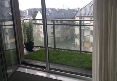 Widok na trawnik z mieszkania (czwarte-ostatnie piętro)