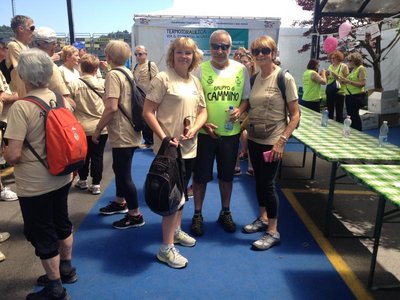 Pan w kamizelce żółtej , to jeden z wolontariuszy czuwający nad prawidłową organizacją . Wszyscy uczestnicy dostali pamiątkowe ,beżowe koszulki i książeczki z przepisami kulinarnymi , od sponsora tej akcji .