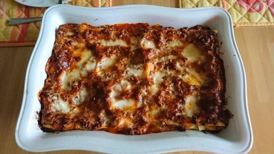 Niedzielna lasagna z ragu' , na życzenie mojego syna. Do dietetycznych posiłków niestety nie należy :) .