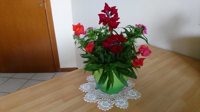 Właściwie to tylko kilka złamanych kwiatków wsadzonych do wazonu , ale zawsze to jakiś sposób na trochę wiosny w domu :)