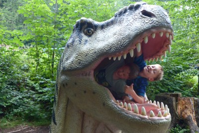 sami raczej nie odwiedzilibyśmy parku z dinozaurami, a z wnukami tak :)
