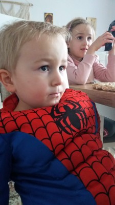 a to mój wnuczek w przebraniu Spidermana i wnuczka Sara ,w sobotę u nas